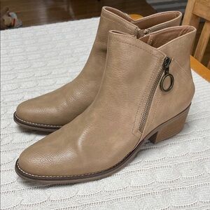 Women’s sz 10 White Mountain Altering tan ankle booties almond toe 2” block heel
